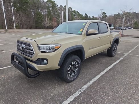 Used 2016 Toyota Tacoma TRD Off-Road image 8
