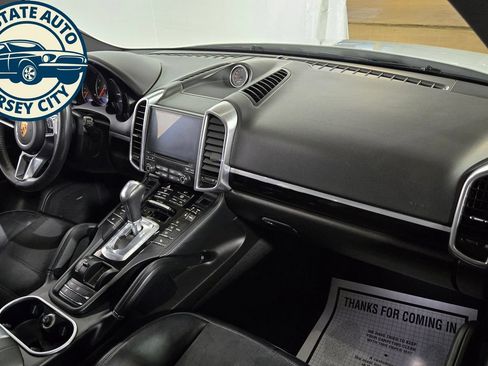 Used 2018 Porsche Cayenne Platinum Edition AWD/4WD image 32