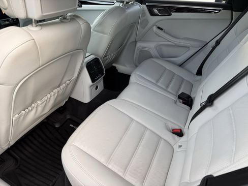 Certified 2023 Porsche Macan Turbo image 31