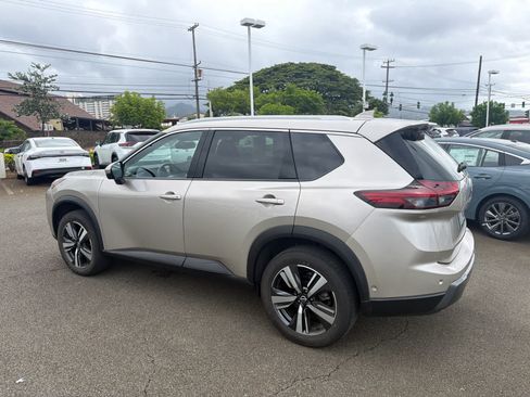Used 2025 Nissan Rogue SL FWD image 3