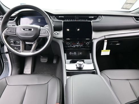 Used 2025 Jeep Grand Cherokee Limited image 34