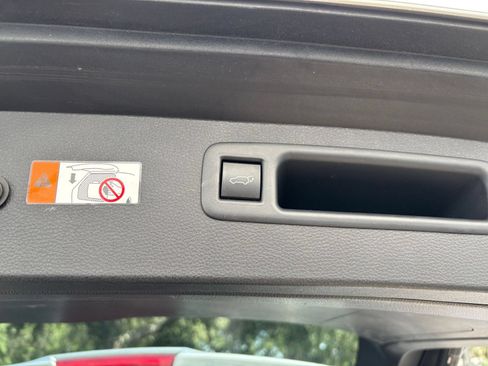 Used 2025 Toyota Highlander LE FWD image 23