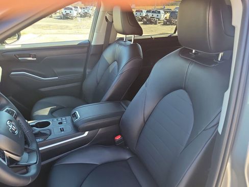Used 2025 Toyota Highlander XLE image 27