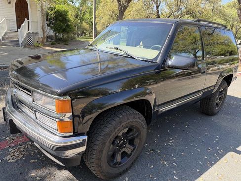 Used 1999 Chevrolet Tahoe 4WD 2-Door w/ Preferred Equipment Group image 2