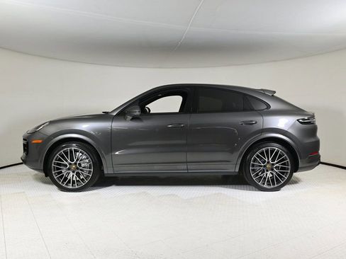 Used 2022 Porsche Cayenne Turbo image 2