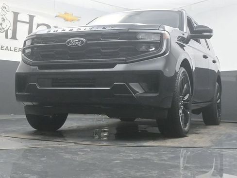 Used 2025 Ford Expedition Platinum w/ Stealth Appearance Package AWD/4WD image 4