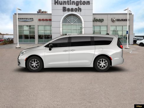 New 2026 Chrysler Pacifica Select image 3