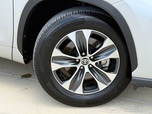 Used 2025 Toyota Highlander XLE FWD image 2