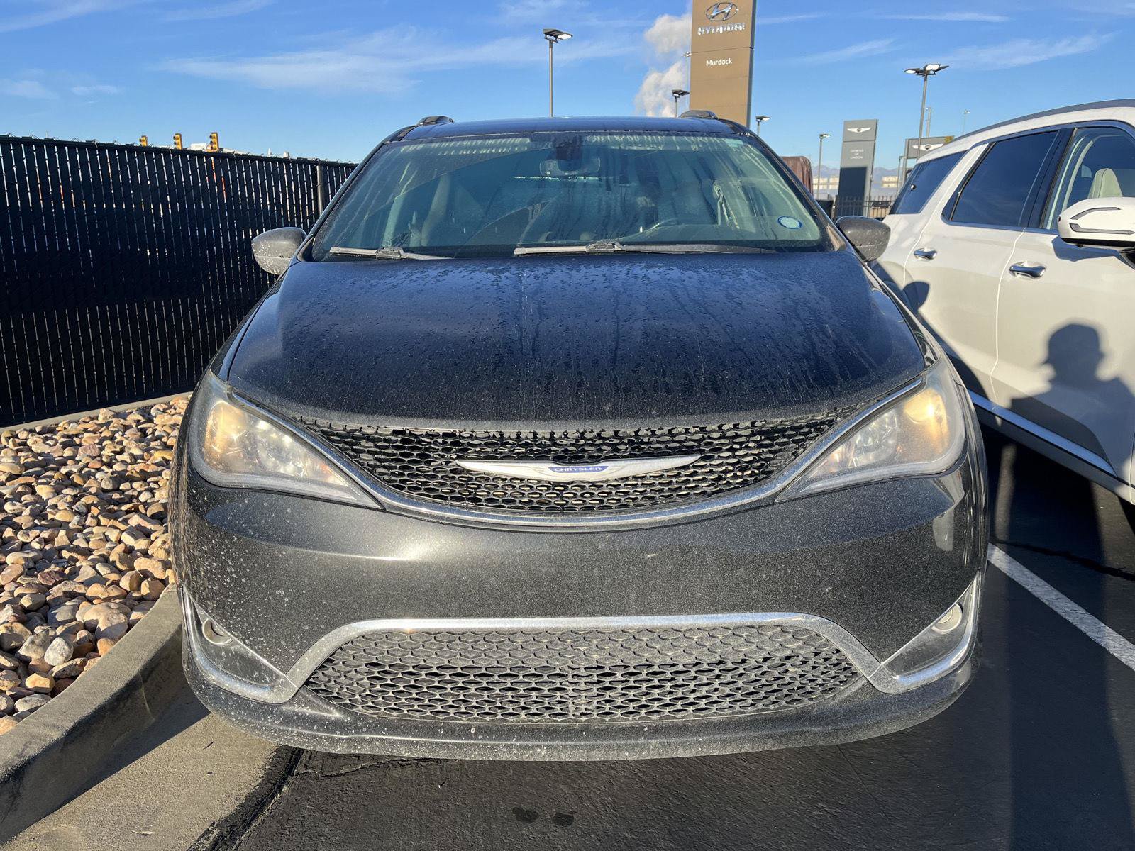 Used 2020 Chrysler Pacifica Touring-L FWD image 2
