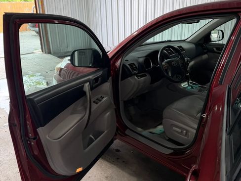 Used 2010 Toyota Highlander SE FWD image 8