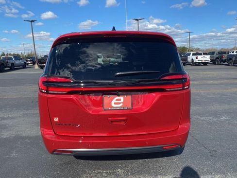 New 2026 Chrysler Pacifica Select image 6