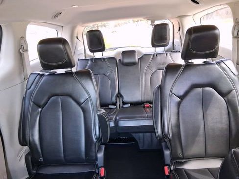 Used 2024 Chrysler Pacifica Touring-L image 19