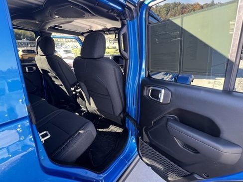 Used 2025 Jeep Gladiator Sport image 25
