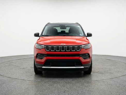 Used 2025 Jeep Compass Limited AWD/4WD image 2