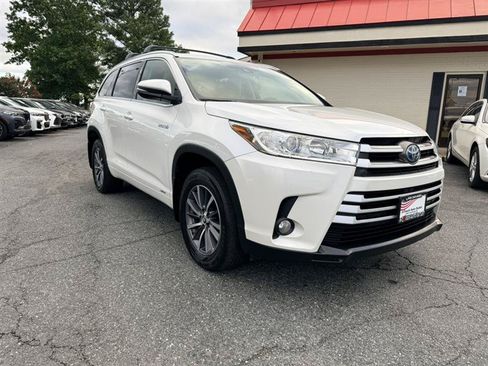Used 2017 Toyota Highlander XLE AWD/4WD image 3