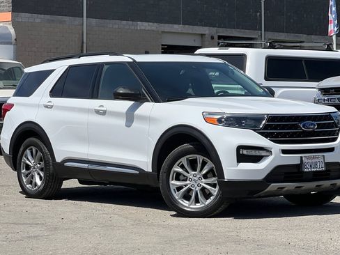 Used 2020 Ford Explorer XLT w/ Equipment Group 202A AWD/4WD image 2