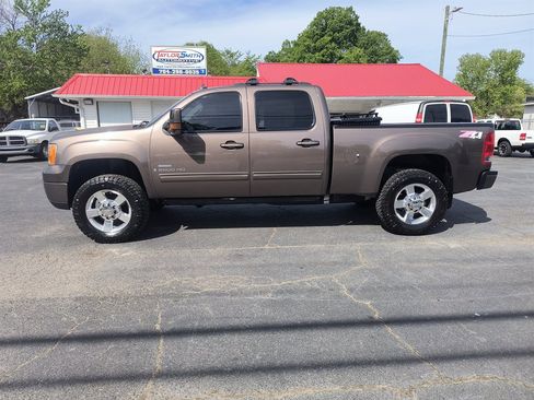Used 2008 GMC Sierra 2500 SLT w/ Z71 Off-Road Package image 2