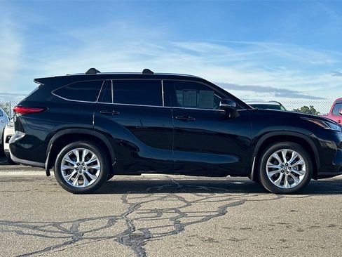 Used 2023 Toyota Highlander Limited image 3
