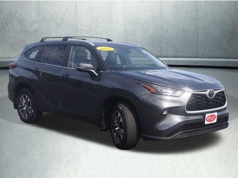 Used 2023 Toyota Highlander XLE AWD/4WD image 19