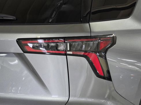 Used 2026 Chevrolet Equinox LT w/ Safety and Technology Package FWD image 12