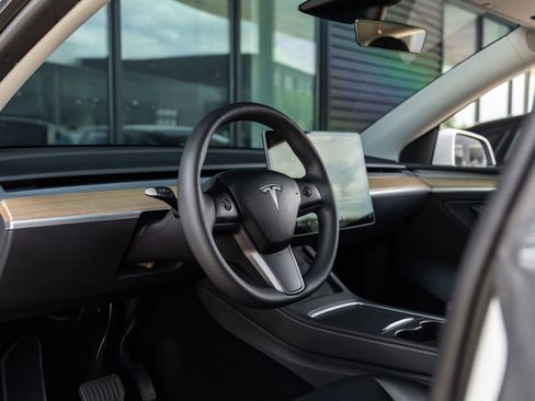Used 2023 Tesla Model Y Long Range AWD/4WD image 22