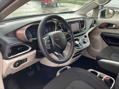 Used 2023 Chrysler Voyager LX FWD image 13