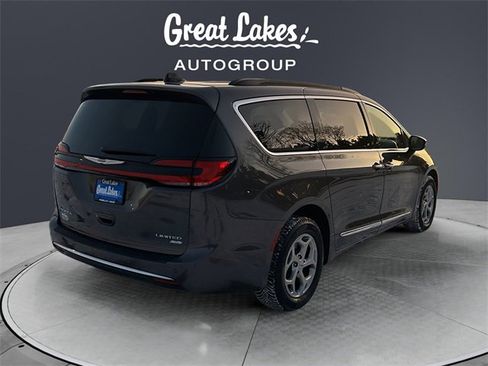 Used 2023 Chrysler Pacifica Limited image 5