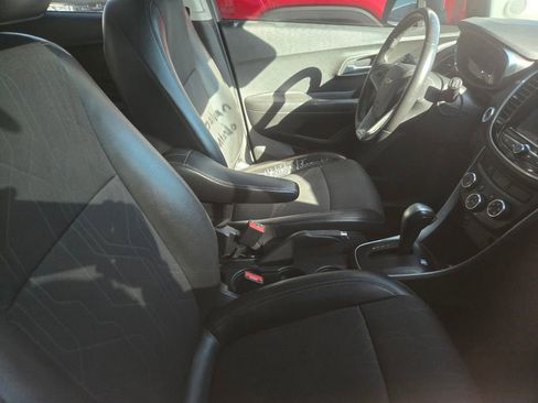 Used 2019 Chevrolet Trax LT w/ LT Convenience Package image 4