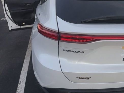 Used 2023 Toyota Venza LE image 2