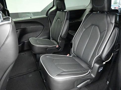 New 2026 Chrysler Pacifica Limited w/ S Appearance Package image 19