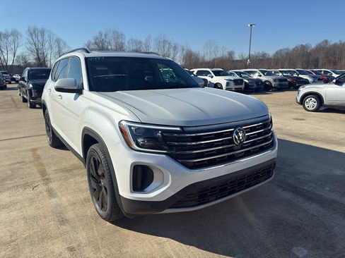 New 2026 Volkswagen Atlas SE FWD image 3