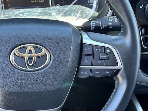 Used 2022 Toyota Highlander XLE FWD image 14