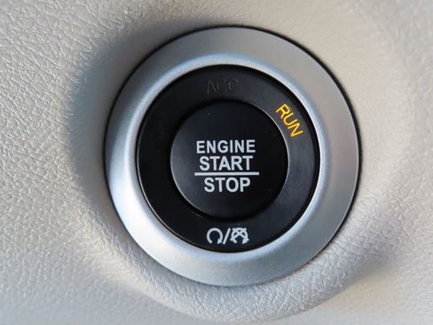 Used 2023 Chrysler Pacifica Touring-L FWD image 14