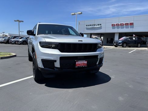 New 2025 Jeep Grand Cherokee L Laredo image 2