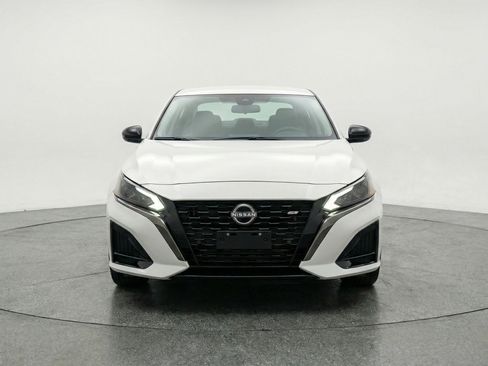 Used 2025 Nissan Altima 2.5 SV FWD image 2