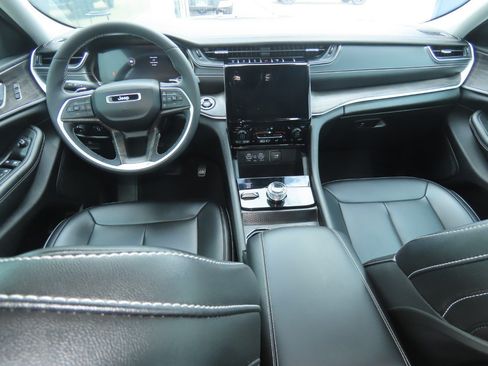 Used 2024 Jeep Grand Cherokee Limited AWD/4WD image 23