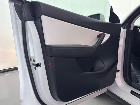 Used 2022 Tesla Model Y Performance image 17