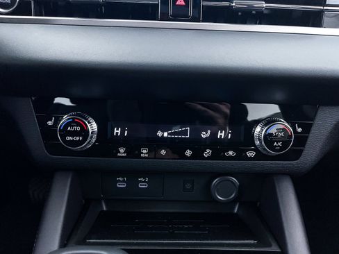 New 2025 Mitsubishi Outlander SE image 18