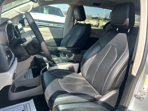 Used 2024 Chrysler Pacifica Touring-L image 17