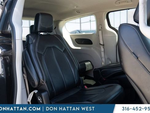 Used 2023 Chrysler Pacifica Touring-L FWD image 19