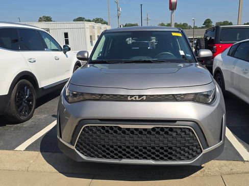 Used 2024 Kia Soul LX w/ Option Group 015 FWD image 2