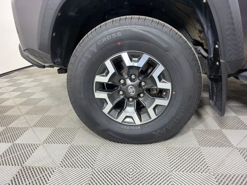 Used 2021 Toyota Tacoma TRD Off-Road w/ Technology Package AWD/4WD image 10