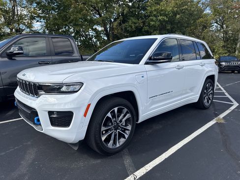 Certified 2023 Jeep Grand Cherokee Overland AWD/4WD image 3