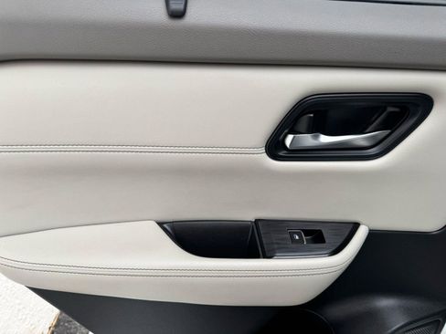 Used 2023 Nissan Rogue SL w/ SL Premium Package image 17