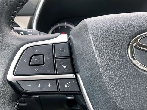 Used 2023 Toyota Highlander XLE AWD/4WD image 24