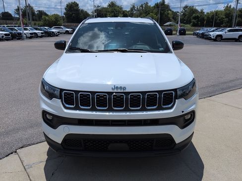 Used 2024 Jeep Compass Latitude AWD/4WD image 3