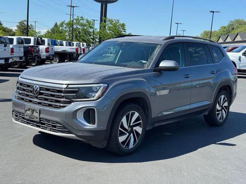 Used 2024 Volkswagen Atlas SE AWD/4WD image 3