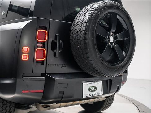 Used 2023 Land Rover Defender 110 SE image 31