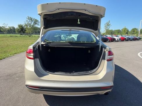 Used 2018 Ford Fusion SE w/ Fusion SE Technology Package FWD image 10