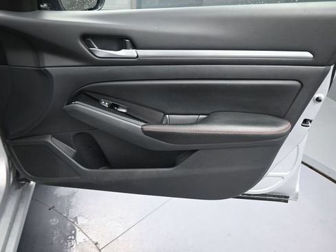 Used 2024 Nissan Altima 2.5 SR FWD image 13